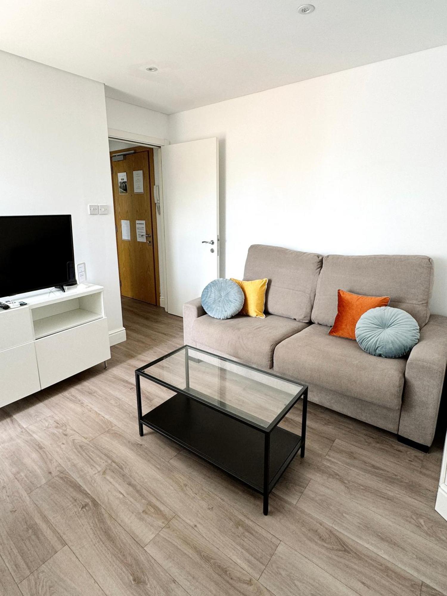 Modern City Centre Two Bedroom Windsor Apartment - Grand Central House Гибралтар Экстерьер фото