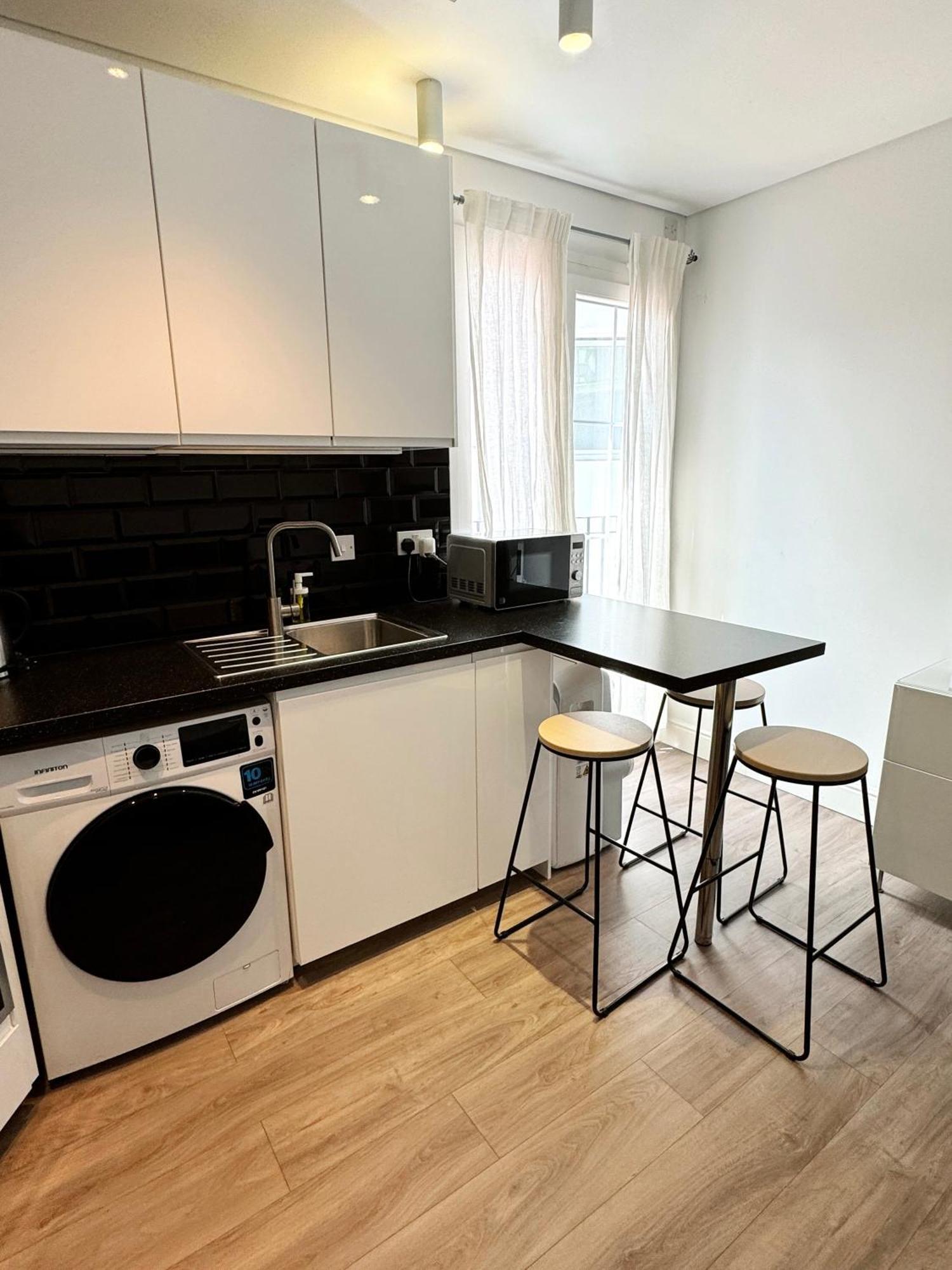 Modern City Centre Two Bedroom Windsor Apartment - Grand Central House Гибралтар Экстерьер фото