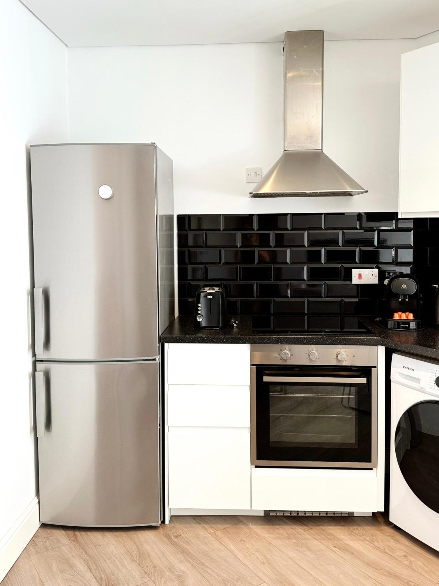 Modern City Centre Two Bedroom Windsor Apartment - Grand Central House Гибралтар Экстерьер фото
