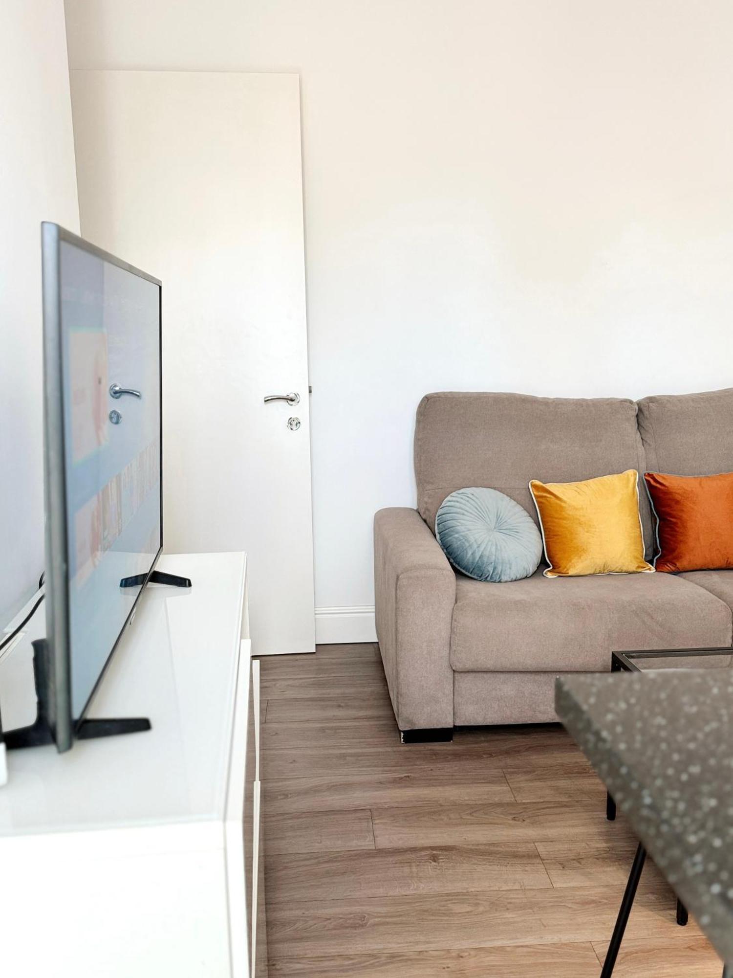 Modern City Centre Two Bedroom Windsor Apartment - Grand Central House Гибралтар Экстерьер фото