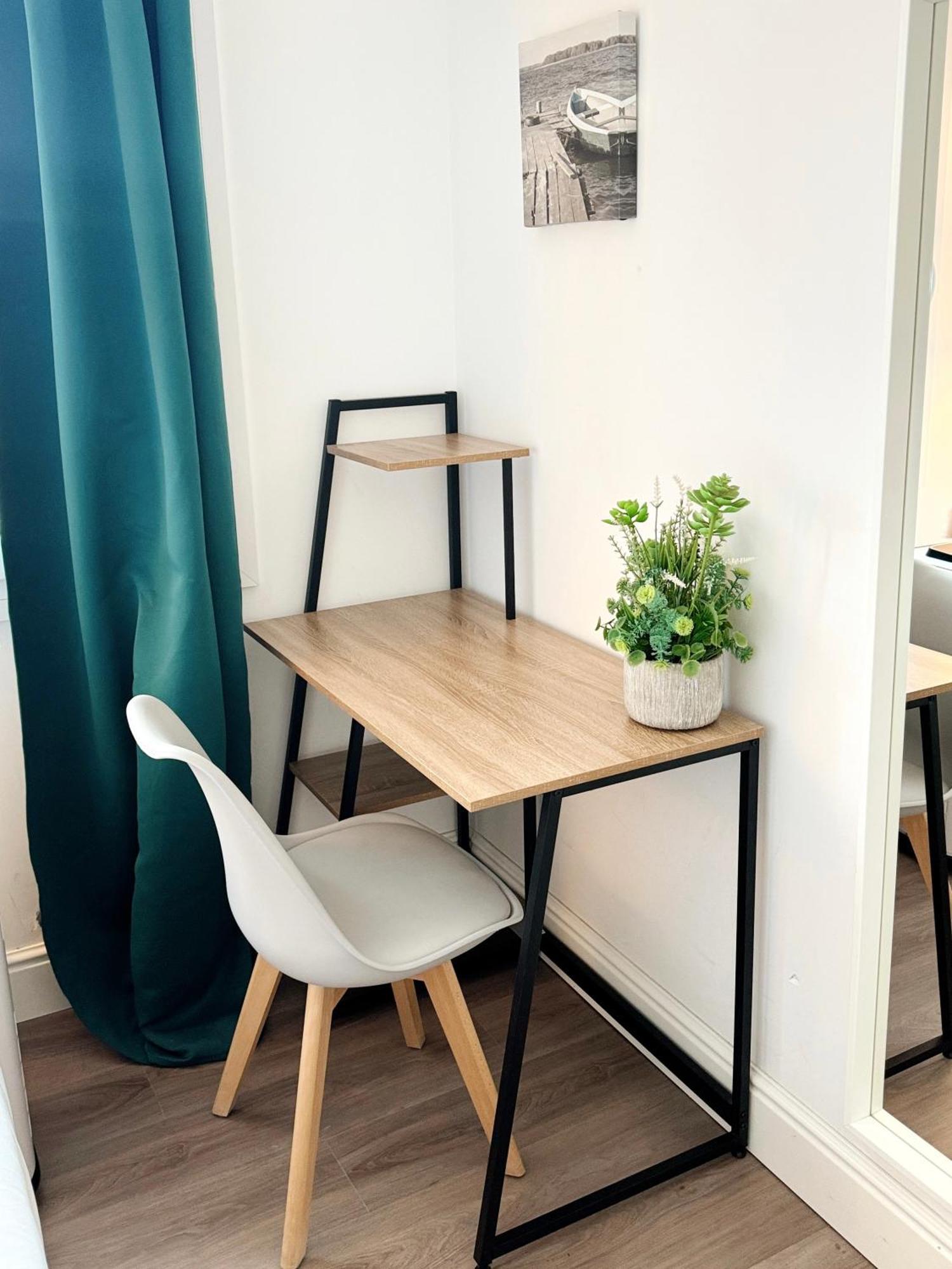 Modern City Centre Two Bedroom Windsor Apartment - Grand Central House Гибралтар Экстерьер фото