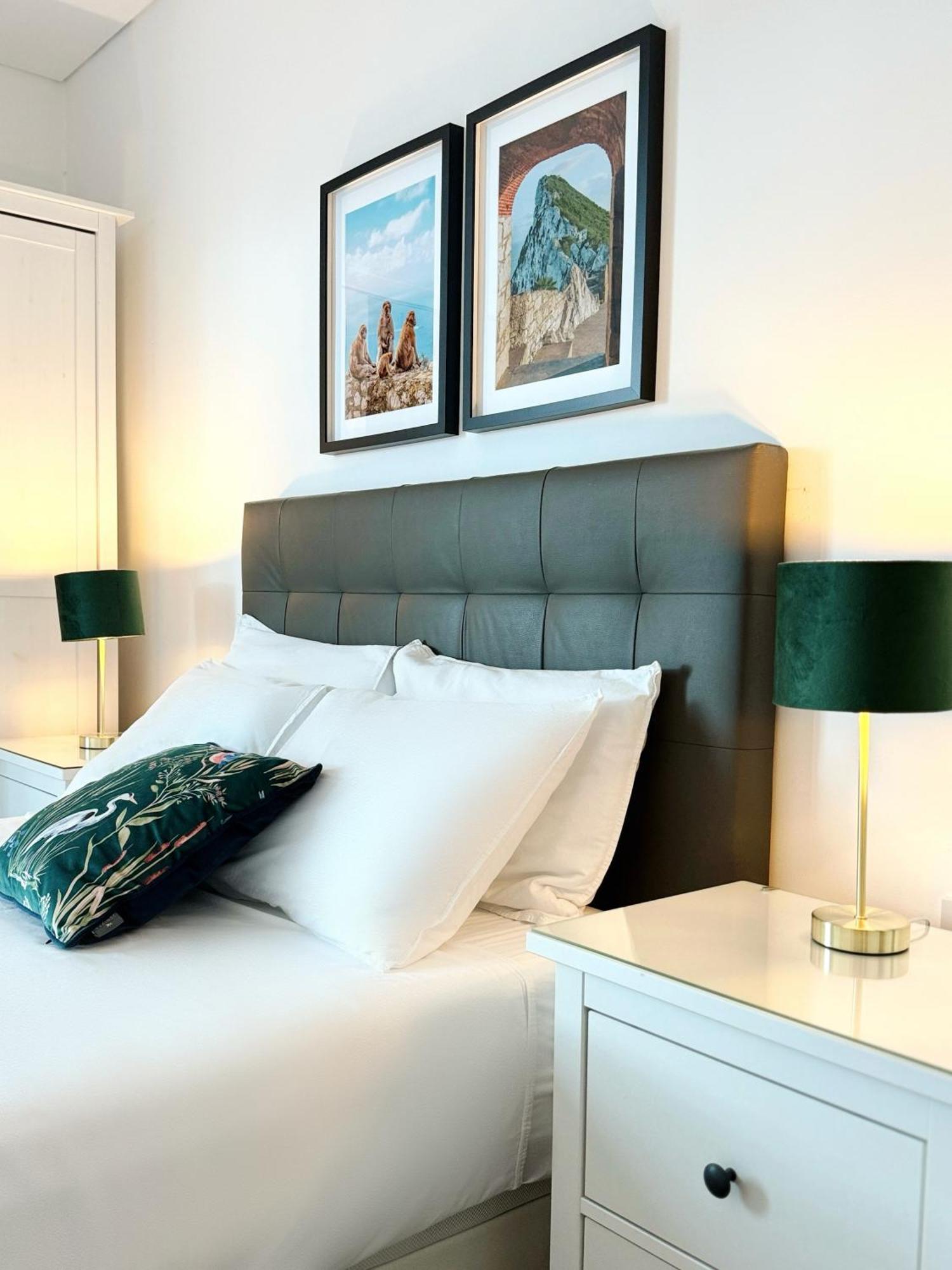 Modern City Centre Two Bedroom Windsor Apartment - Grand Central House Гибралтар Экстерьер фото