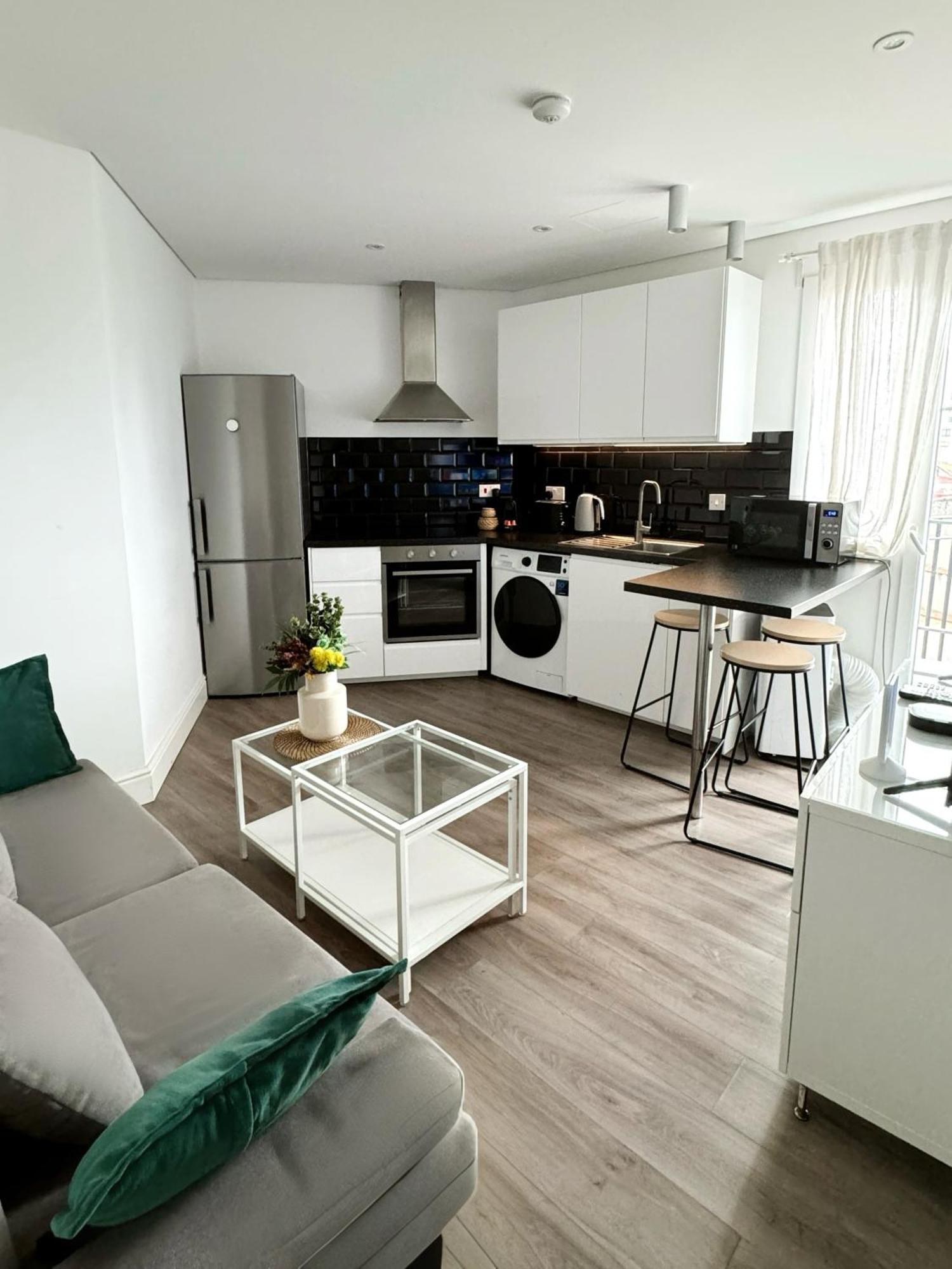 Modern City Centre Two Bedroom Windsor Apartment - Grand Central House Гибралтар Экстерьер фото