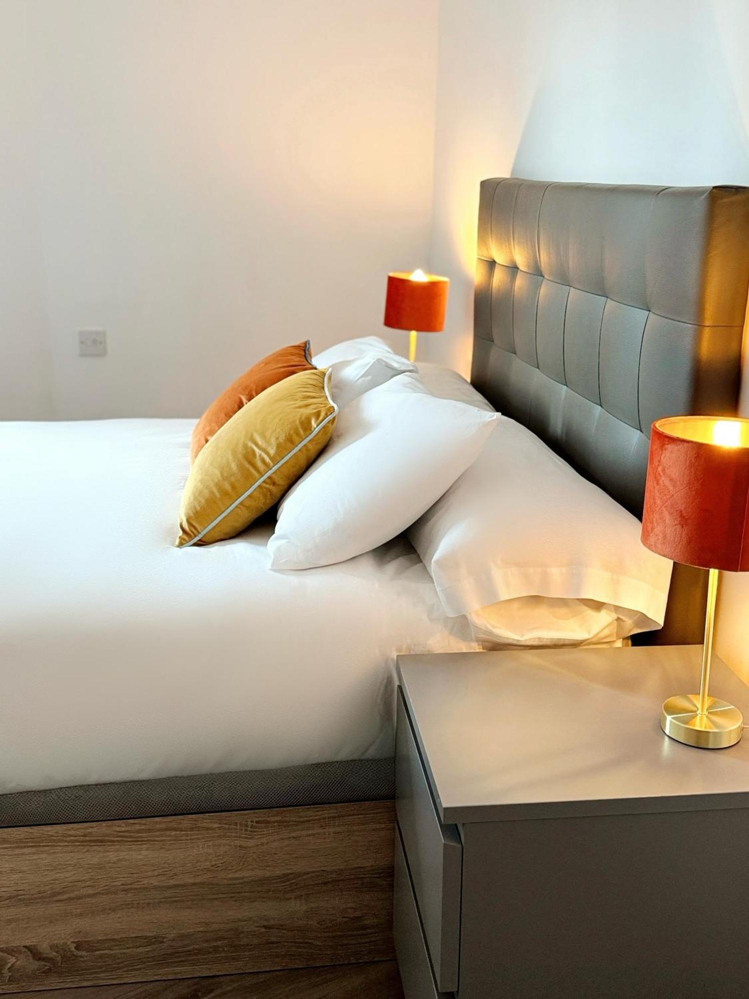 Modern City Centre Two Bedroom Windsor Apartment - Grand Central House Гибралтар Экстерьер фото