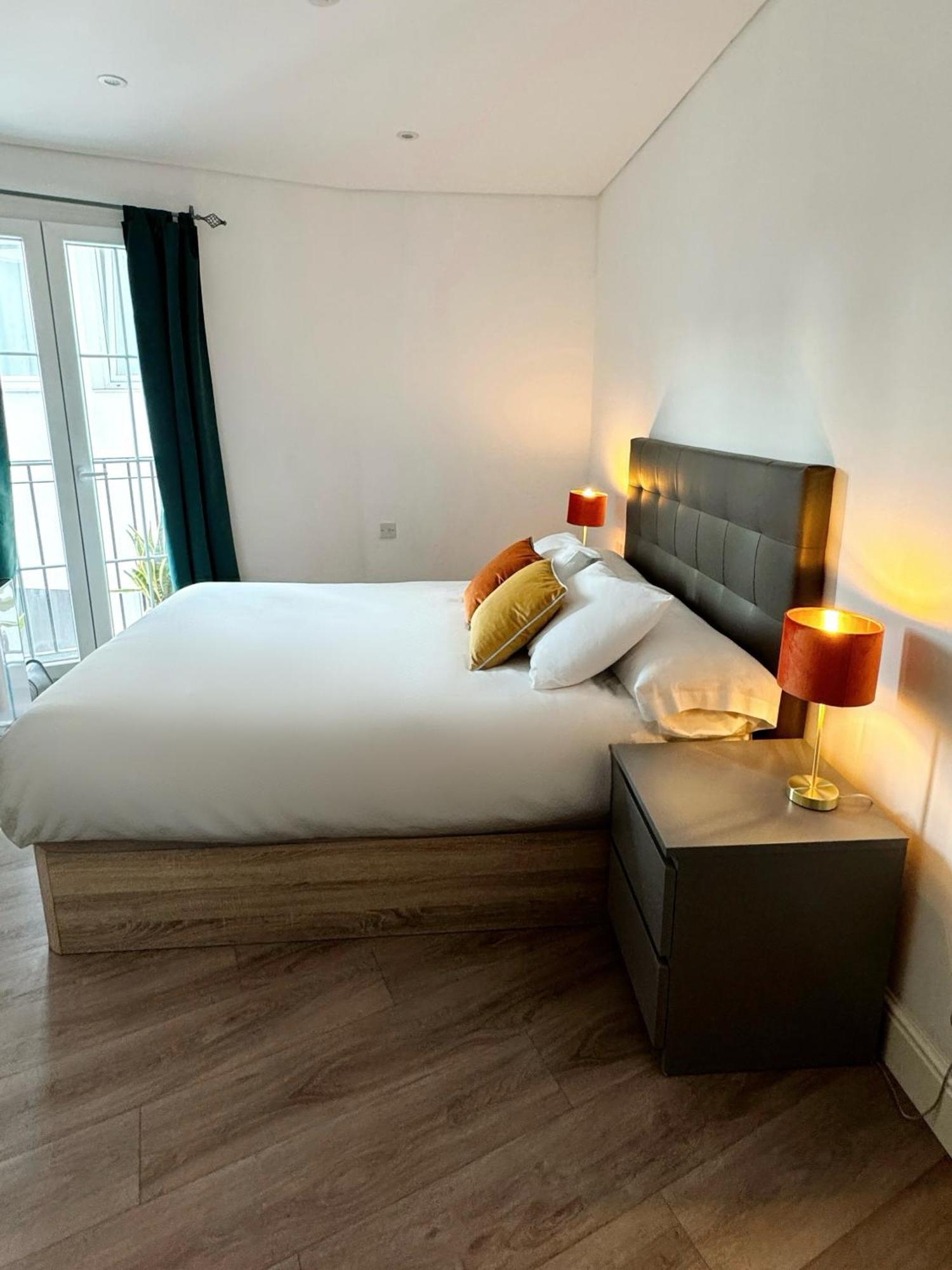 Modern City Centre Two Bedroom Windsor Apartment - Grand Central House Гибралтар Экстерьер фото