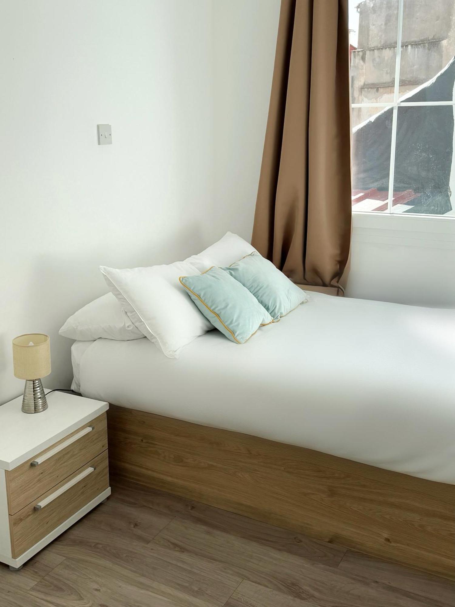 Modern City Centre Two Bedroom Windsor Apartment - Grand Central House Гибралтар Экстерьер фото