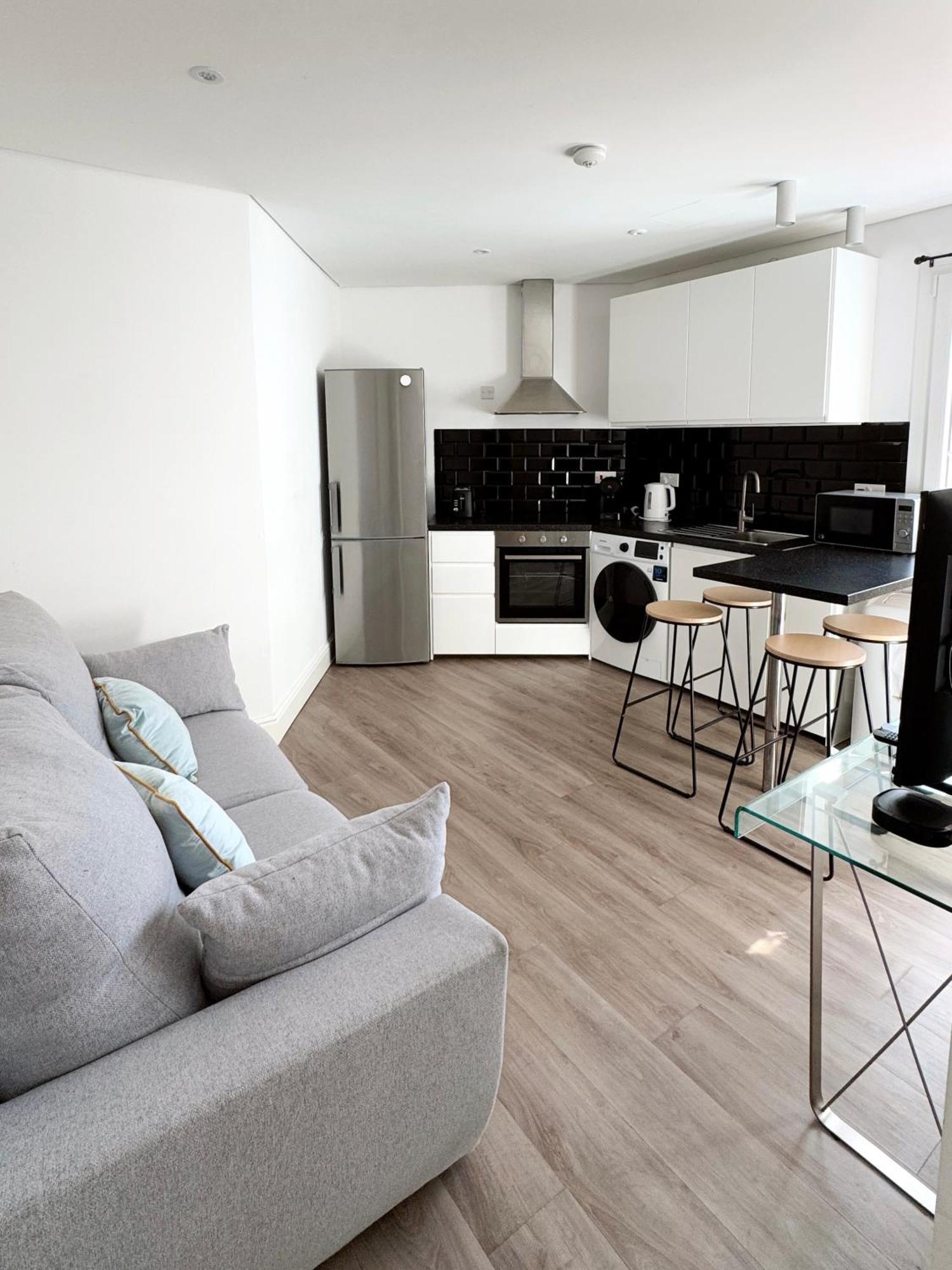 Modern City Centre Two Bedroom Windsor Apartment - Grand Central House Гибралтар Экстерьер фото