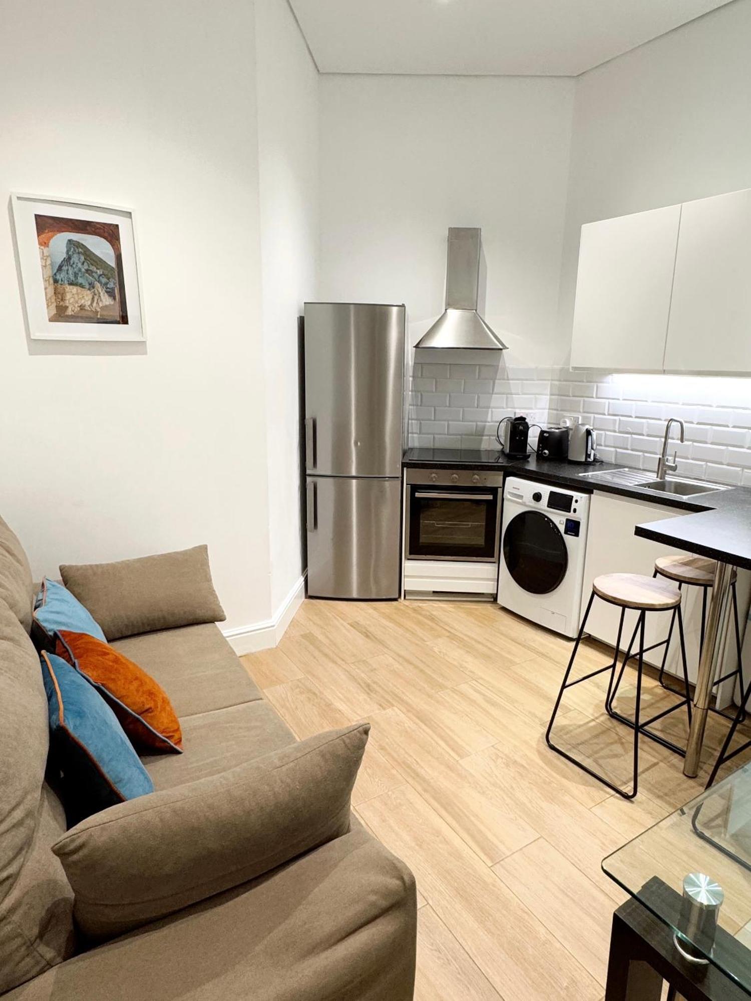Modern City Centre Two Bedroom Windsor Apartment - Grand Central House Гибралтар Экстерьер фото